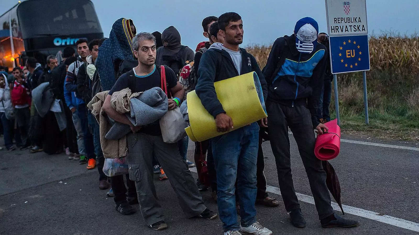 Un grup de refugiats sirians arribant a la frontera entre Croàcia i Hongria, ahir.