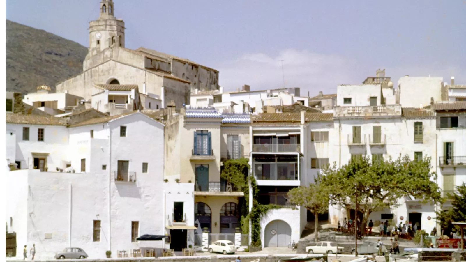 La casa Staempfli al centre integrada en la façana marítima de Cadaqués