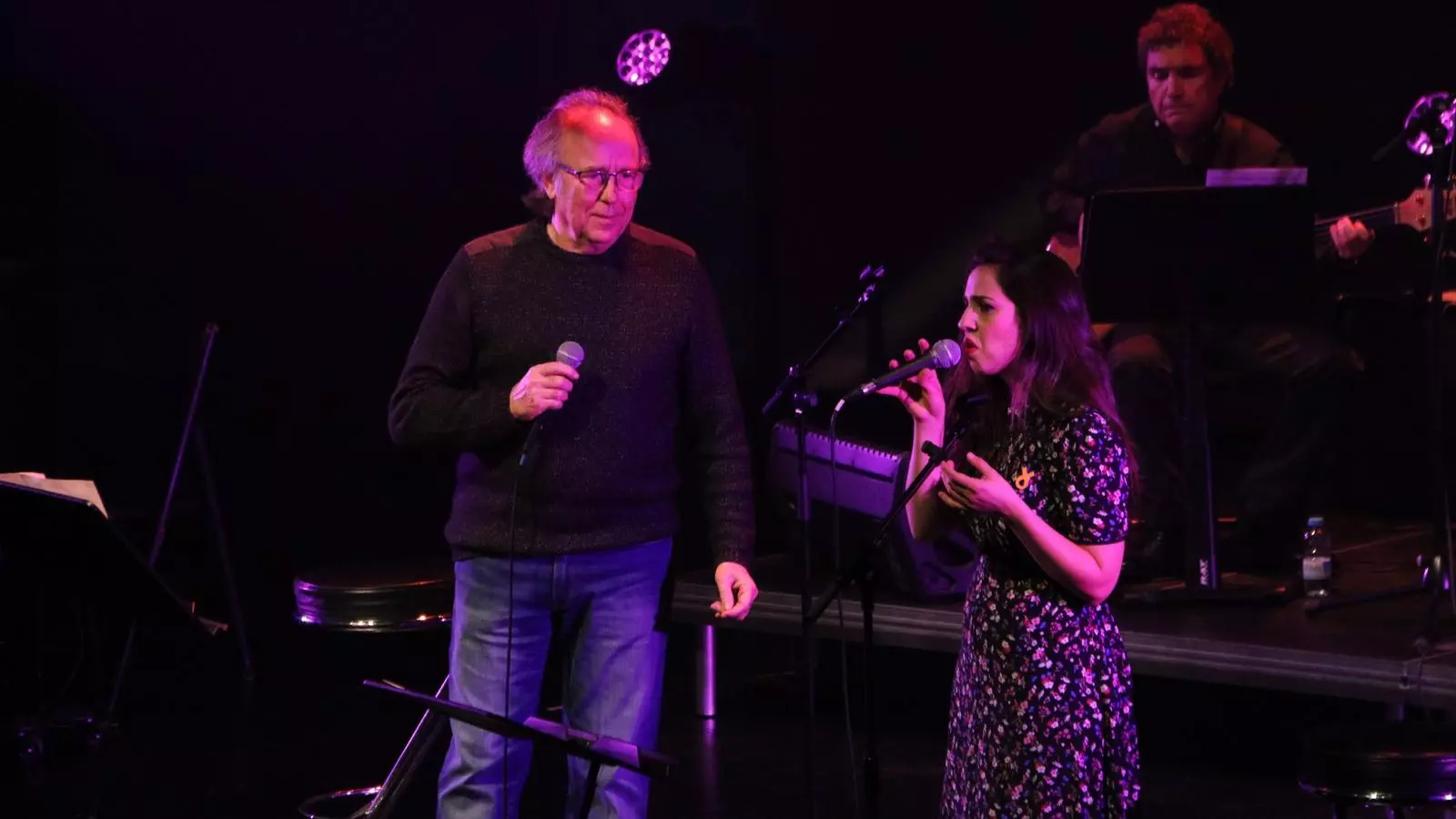 Joan Manuel Serrat i Gemma Humet interpretant 'La plaça del Diamant' al Teatre Joventut del'Hospitalet de Llobregat