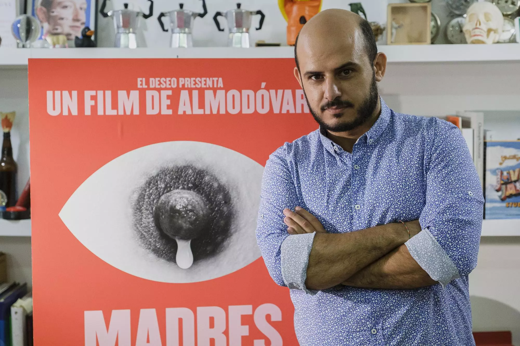 El diseñador Javier Jaén a su estudio con el cartel de 'Madres paralelas', de Pedro Almodóvar, que fue censurado a Instagram