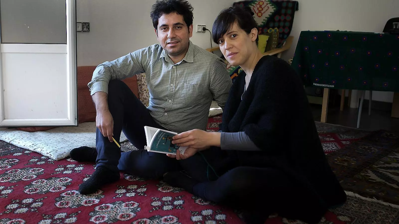 Els dos editors de Karwán, Kamiran Haj Mahmoud i Valèria Macías Pagès, a casa seva.