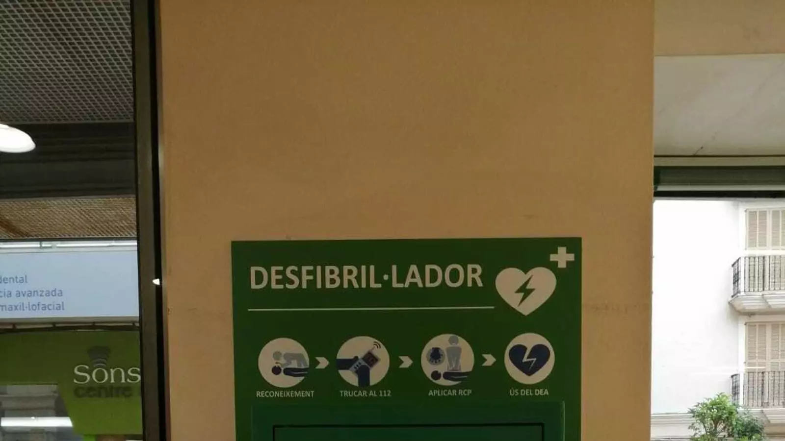 Un dels desfibril·ladors, a l'entrada a les oficines municipals de la ciutat.
