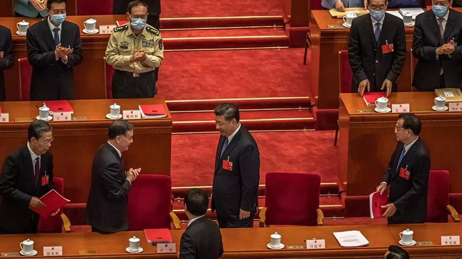 El president Xi Jinping rebent l'aplaudiment dels dirigents territorials a l'última sessió del Congrés Nacional del Poble