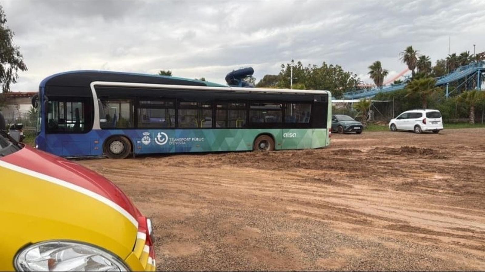 Un dels autobusos atrapats a l'aparcament d'Eivissa.