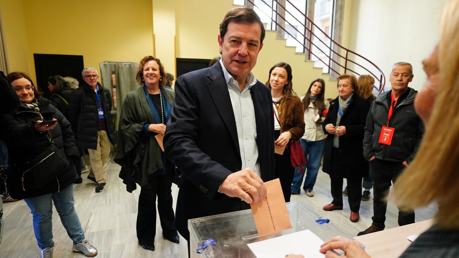 The PP candidate for the Presidency of the Board of Castilla y León, Alfonso Fernández Mañueco, voting this Sunday