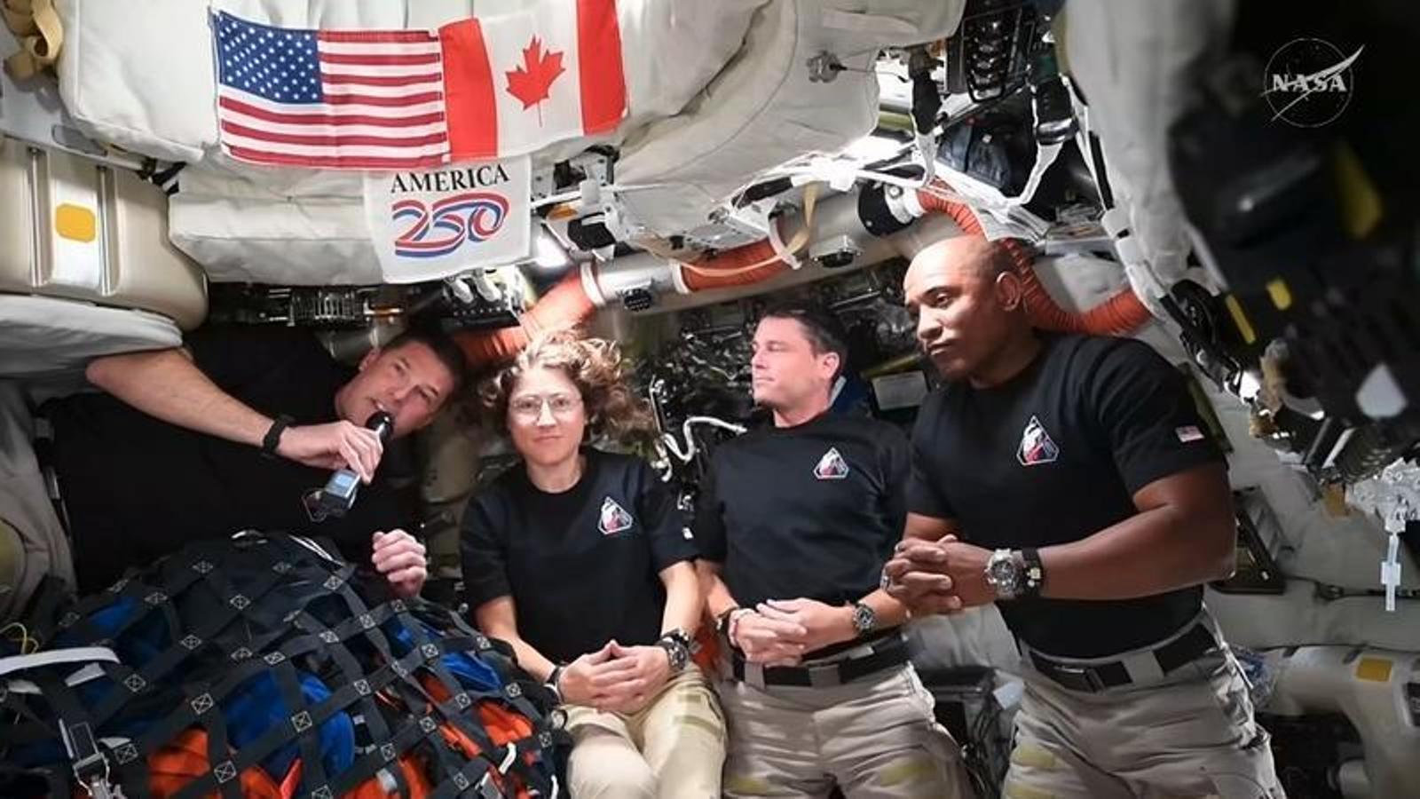 Los astronautas; Reid Wiseman, Christina Koch, Jeremy Hansen y Victor Glover conversando en directo desde la nave Orión de la misión Artemis II con el presidente de los Estados Unidos, Donald Trump.