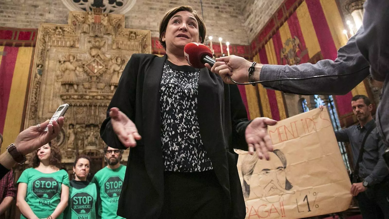 L’alcaldessa Ada Colau amb membres de la PAH i una protesta de treballadors municipals al Saló de Cent.