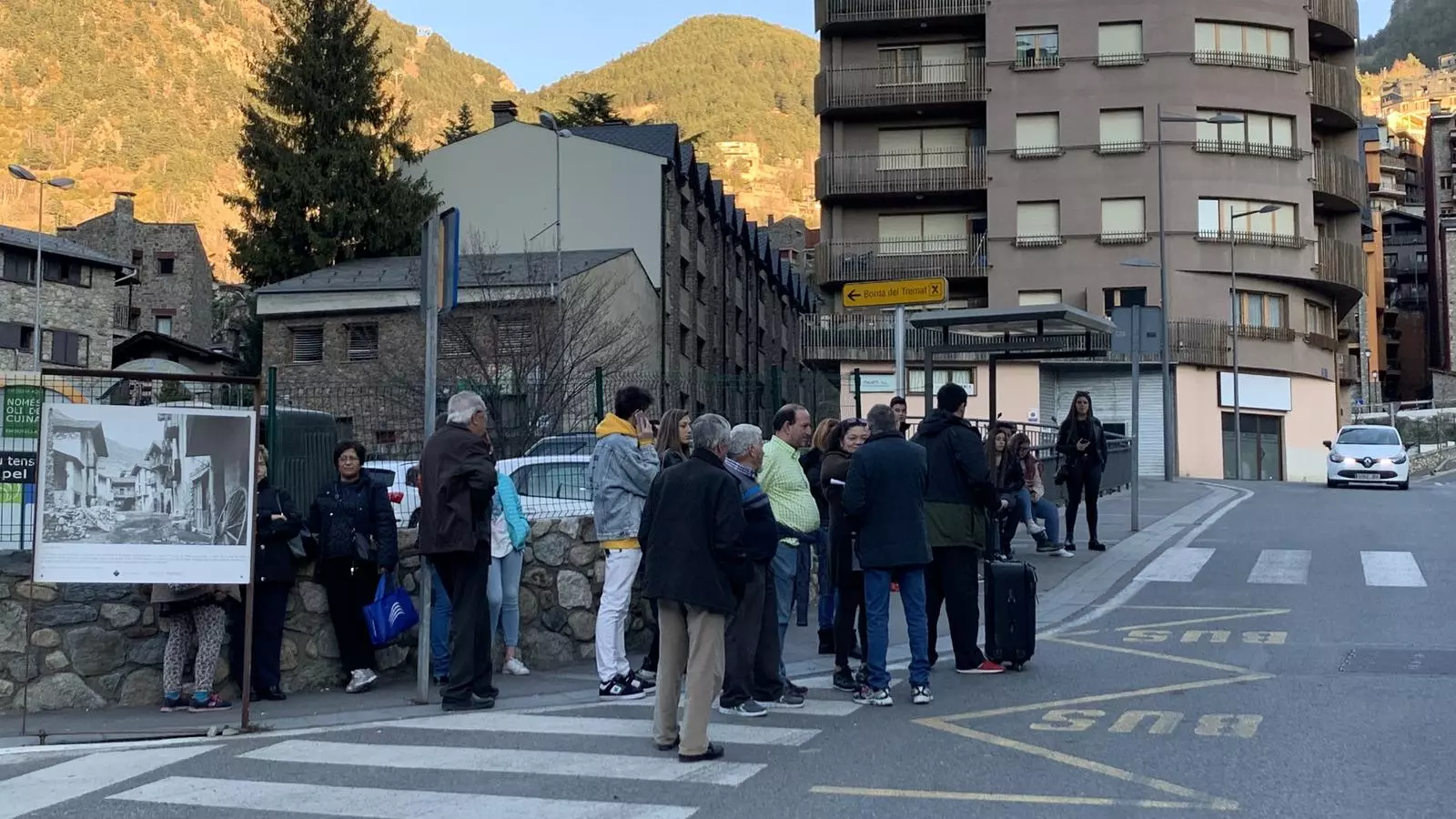 Gent esperant a una de les parades d'Encamp. / C. A. (ANA)