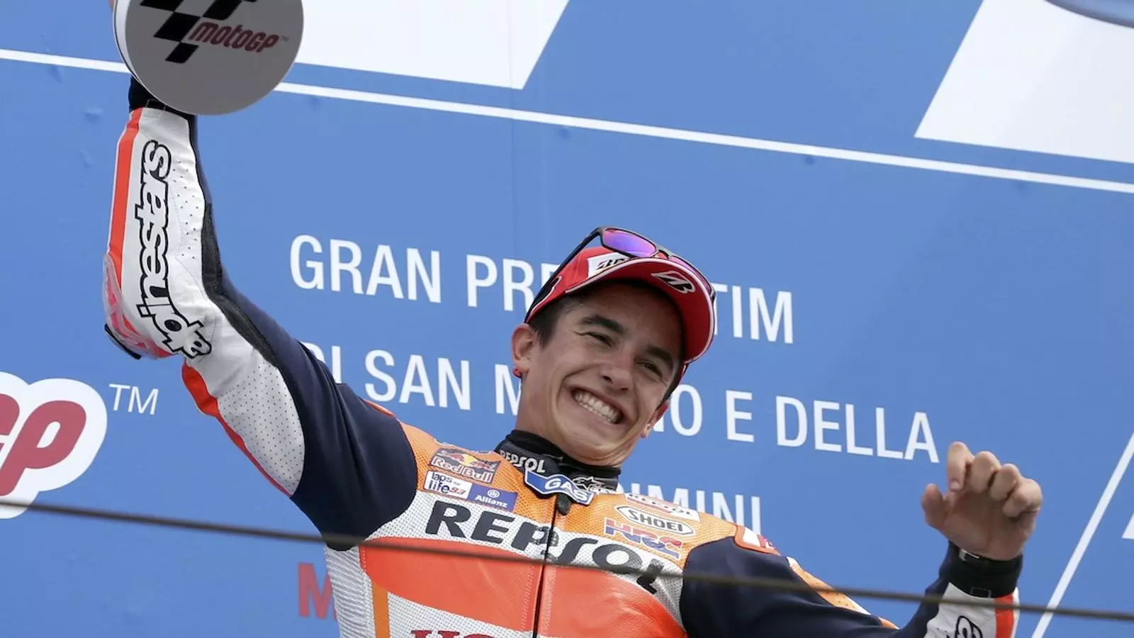 Marc Márquez celebra al podi el triomf a Misano / MAX ROSSI / REUTERS