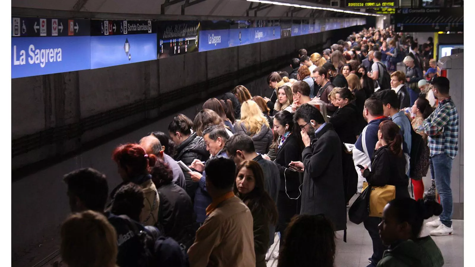 La línia 5 del metro, col·lapsada dilluns passat.