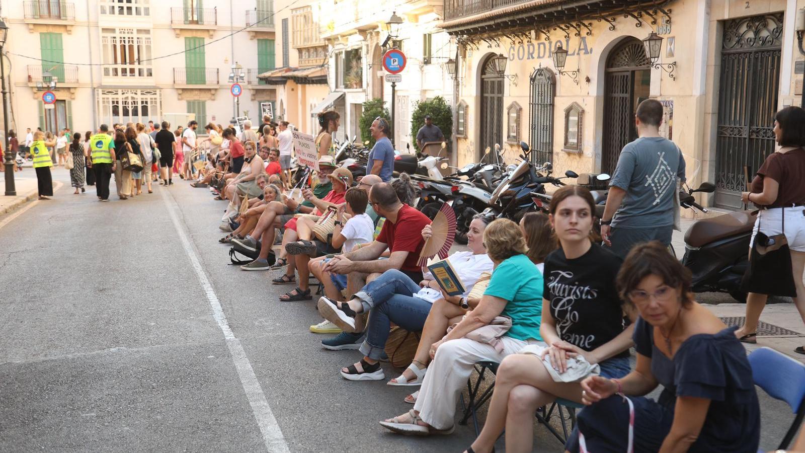 Hundreds of people have gone out into the street to enjoy the cool air and protest against the tourism model