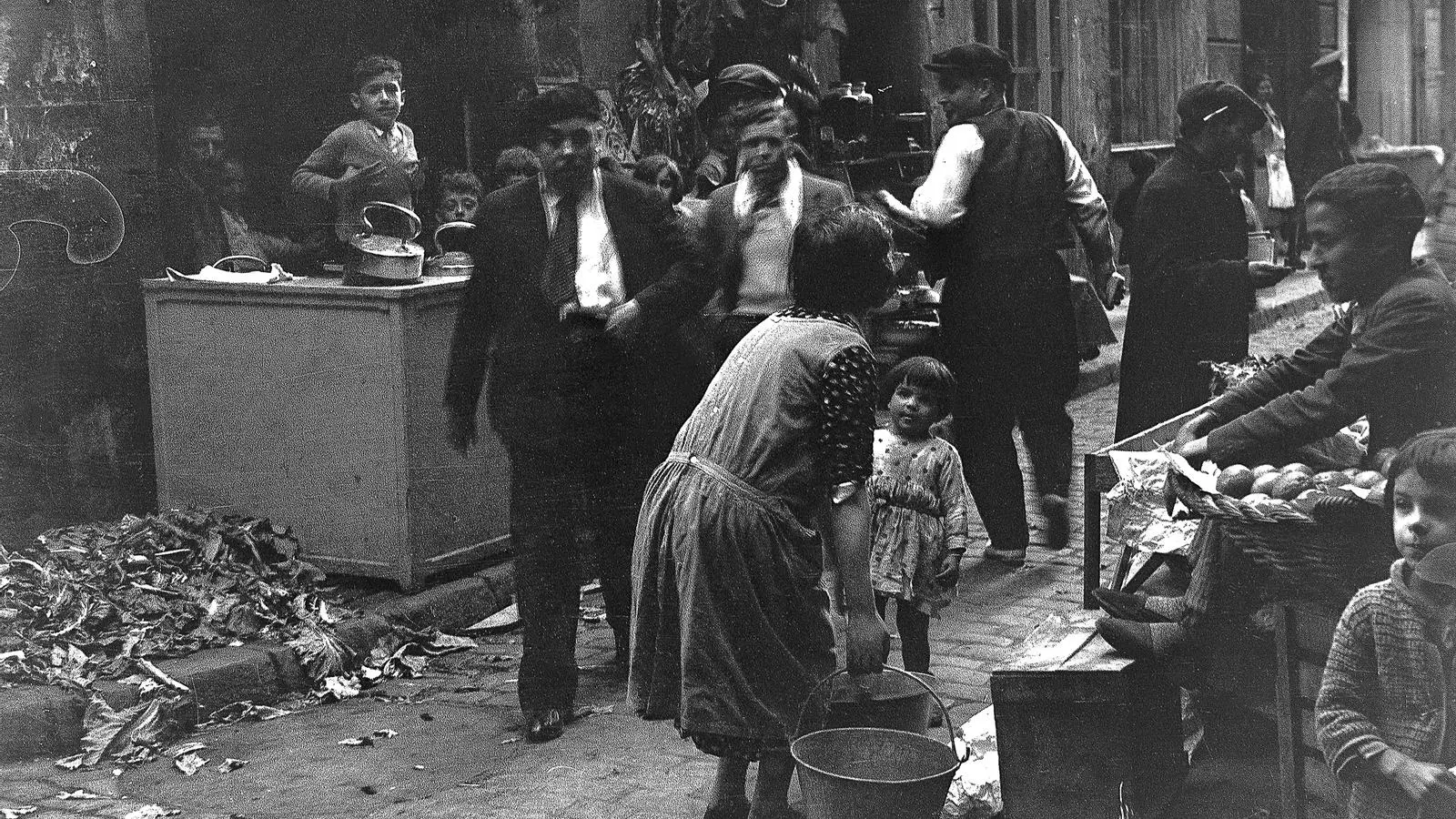 Gent en una parada ambulant del barri Xino, 11 d’abril de 1934