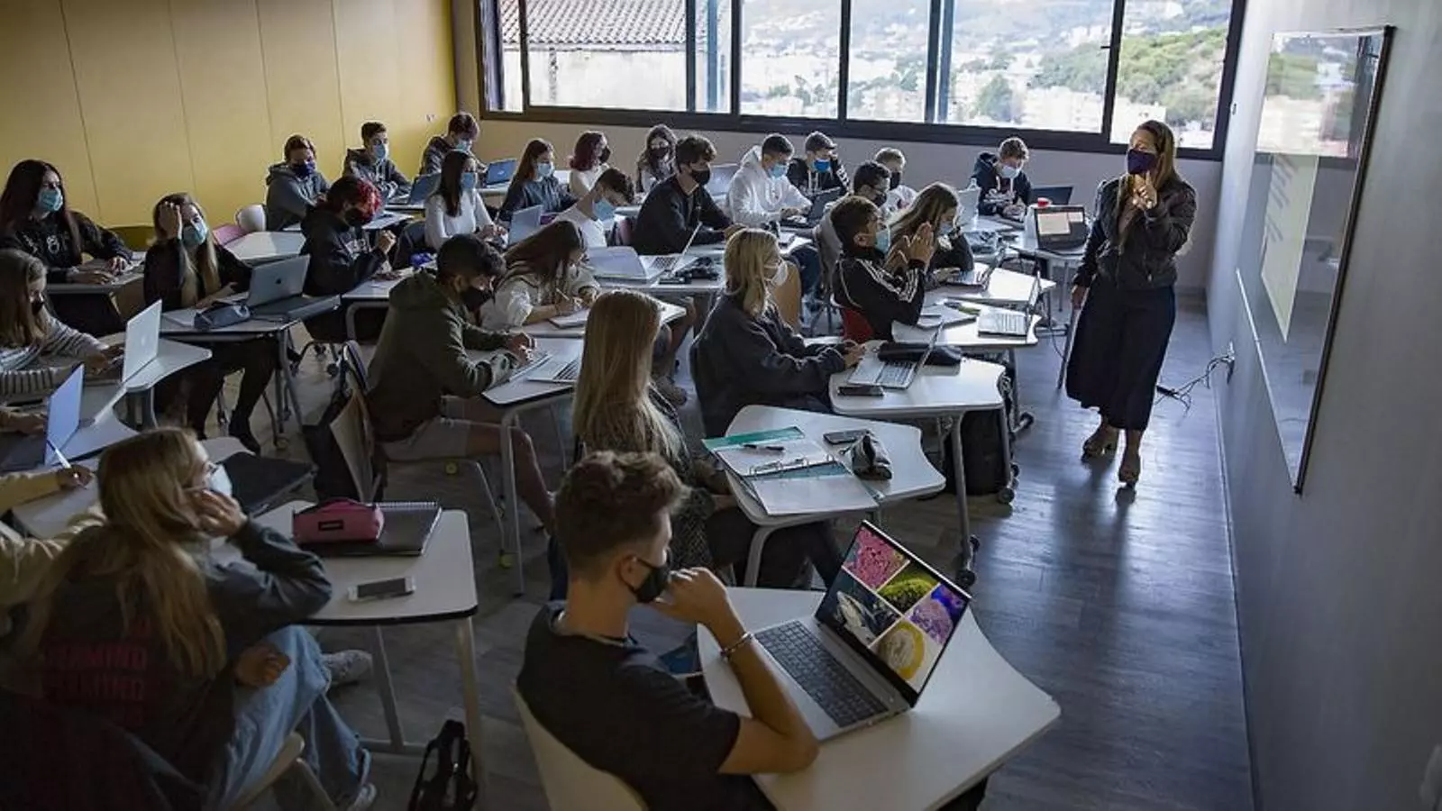 Alumnes de l'escola Virolai de Barcelona fent classe en una imatge d'arxiu