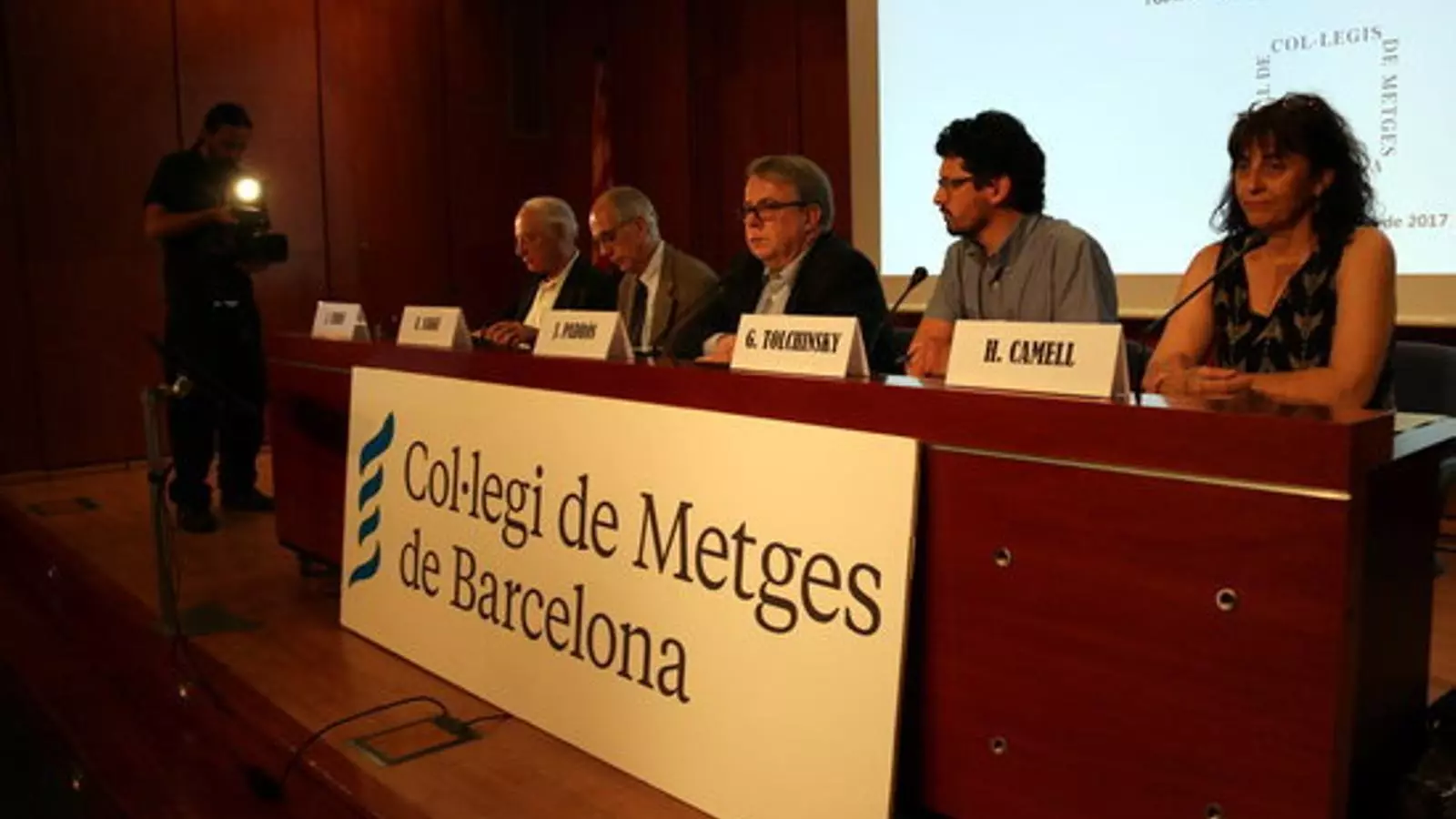 Josep Terés, Eugeni Saigí, Jaume Padrós, Gustavo Tolchinsky i Helena Camell, del Consell de Col·legis de Metges de Catalunya, a la presentació del document sobre pseudociències el 15 de juny de 2017