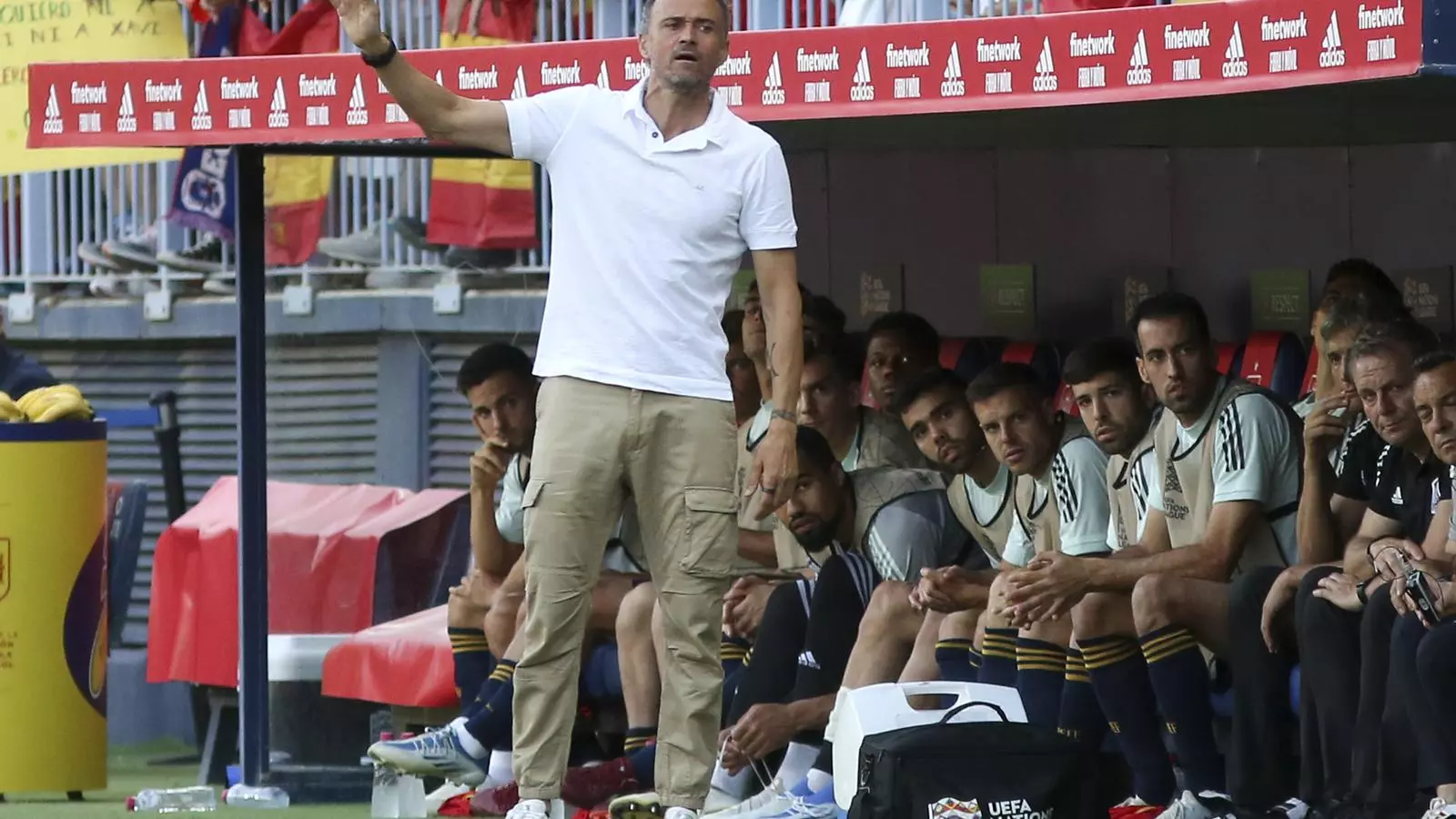 Luis Enrique donant instruccions i Ansu Fati a la banqueta