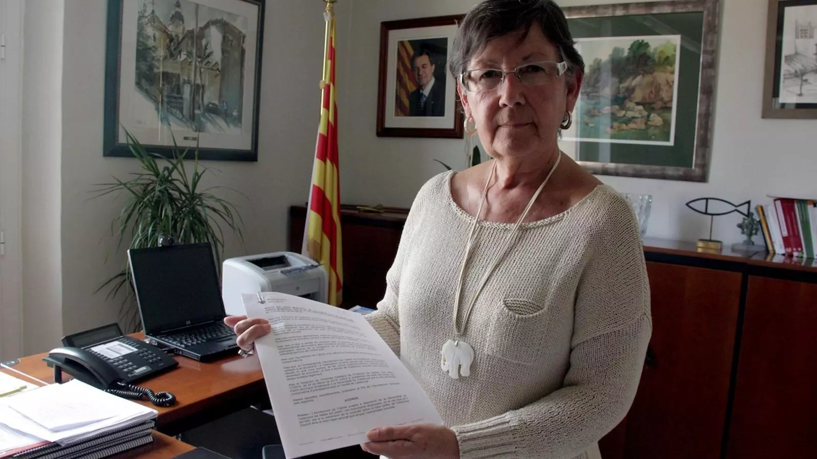 L'alcaldessa de Cabrils, Lina Morales (CiU), mostra la moció aprovada per cedir el padró per al 9-N / ACN
