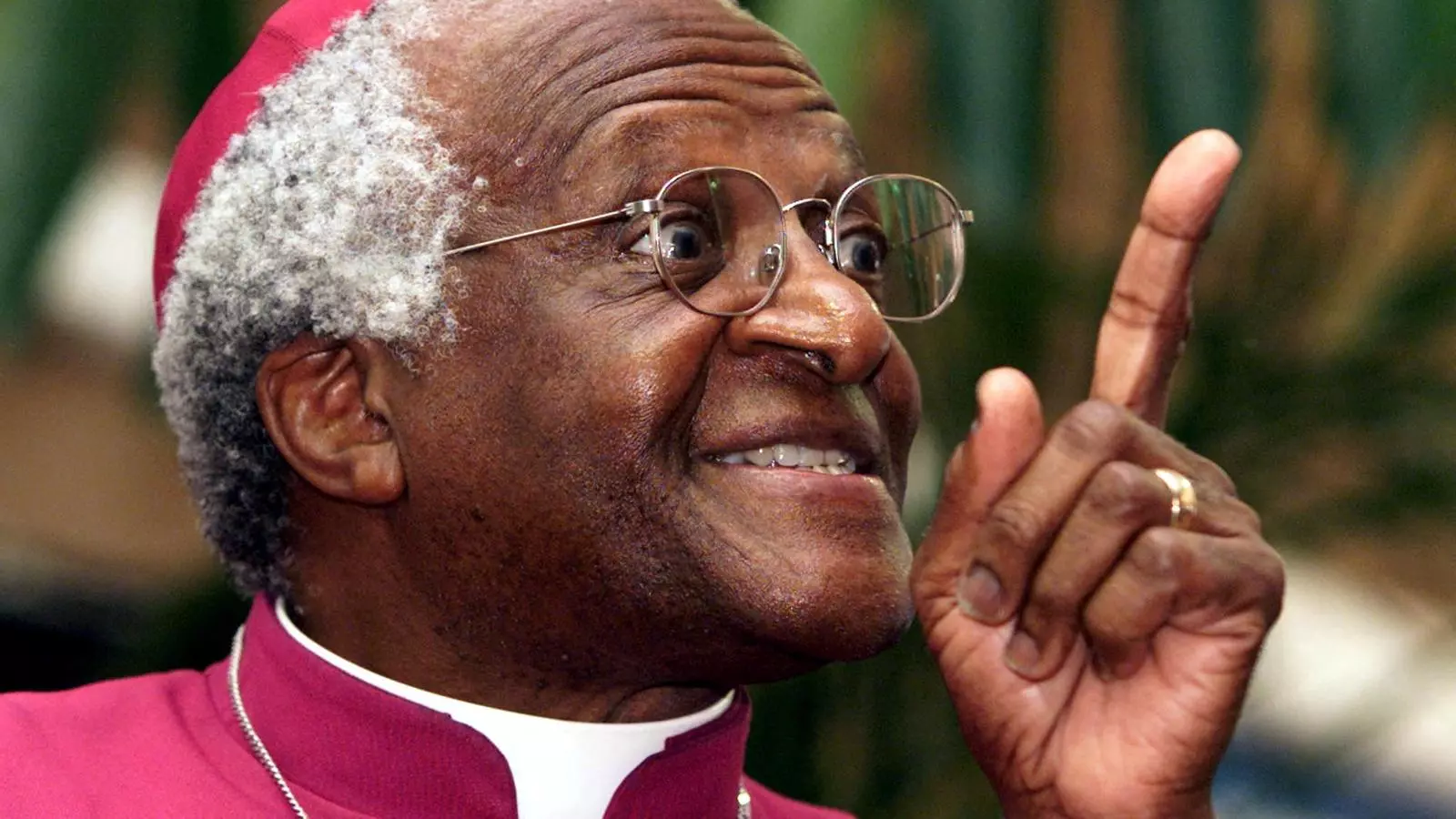 Tutu en un acto para recoger fondo en la lucha contra la tuberculosis, el 2001