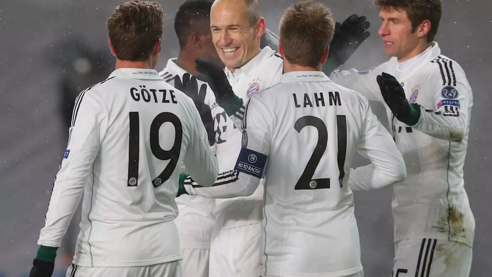 Robben celebra amb els seus companys el primer dels tres gols que el Bayern ha marcat a Moscou