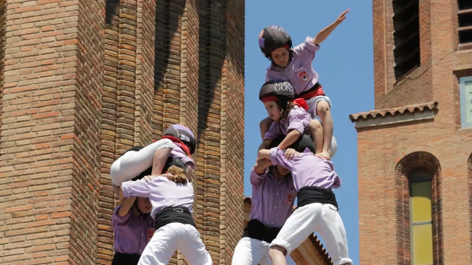 La Colla Jove Xiquets de Tarragona ha estrenat el 7d8 a Cornellà de Llobregat / CRISTINA CALDERER
