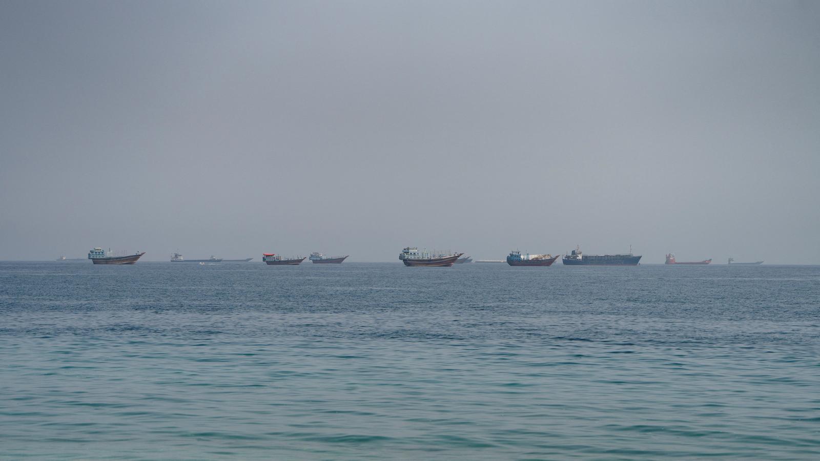 Embarcaciones cerca del estrecho de Ormuz, vistas desde Musandam, Omán, el 24 de agosto de 2026.