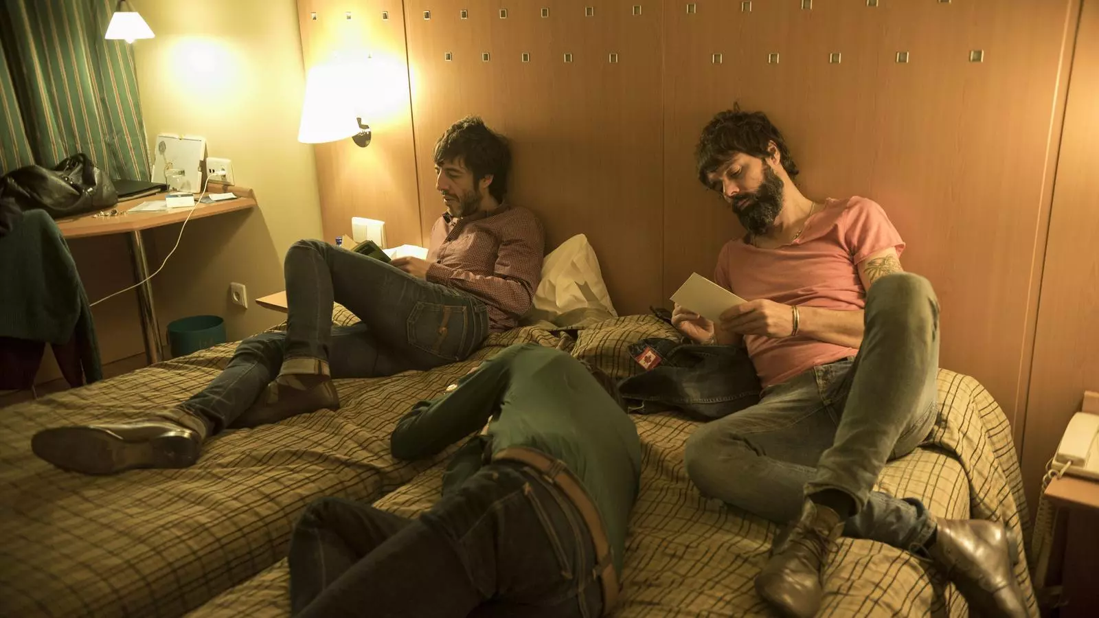 El grup Sidonie descansant a l'hotel després d'un dels seus concerts