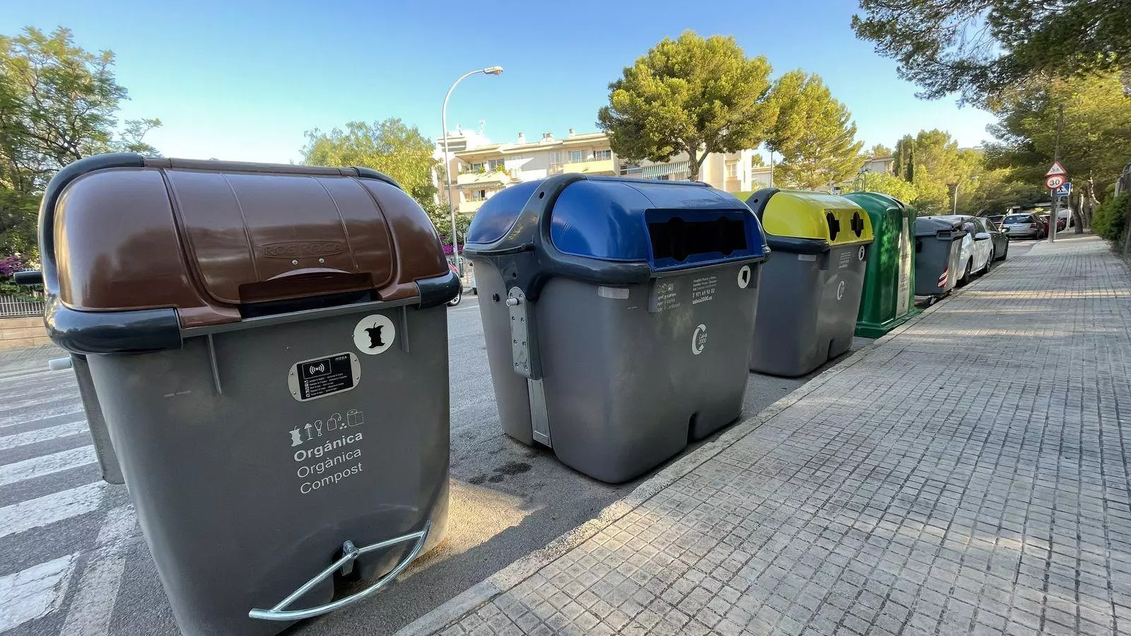 Un dels contenidors de matèria orgànica que hi ha instal·lats a Calvià.