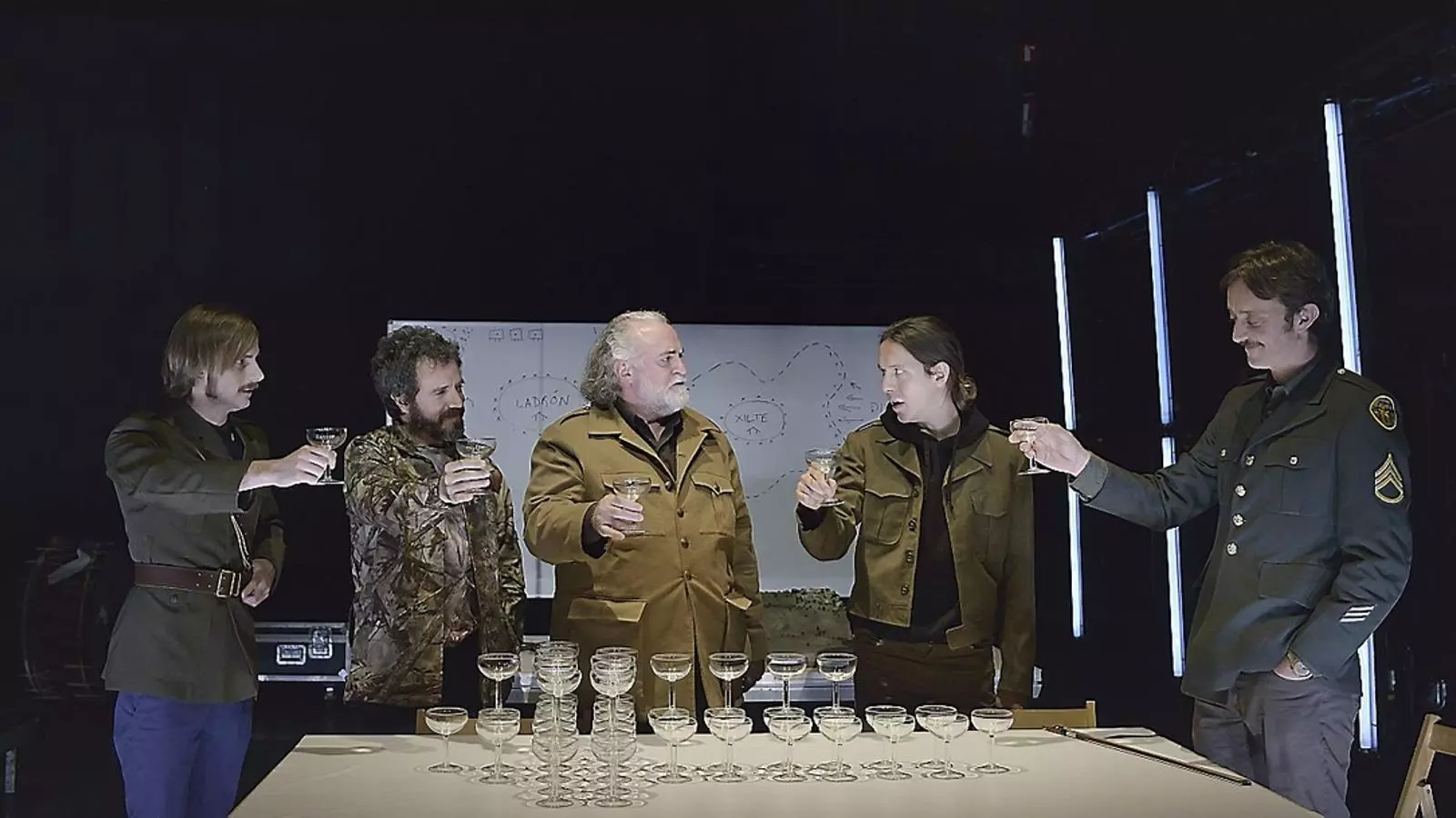 Els actors Nao Albet, Toni Mira, Andreu Benito, Marcel Borràs i Joan Carreras en una escena d’Incerta glòria.