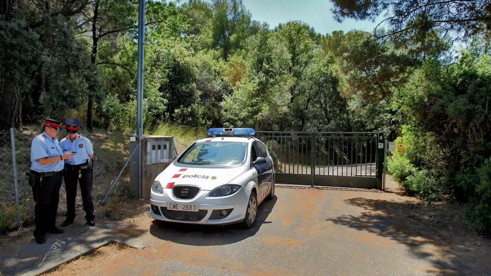 Mossos d'Esquadra a la porta de la finca de Felix Millet, a l'Ametlla del Vallès, durant l'escorcoll / PERE VIRGILI