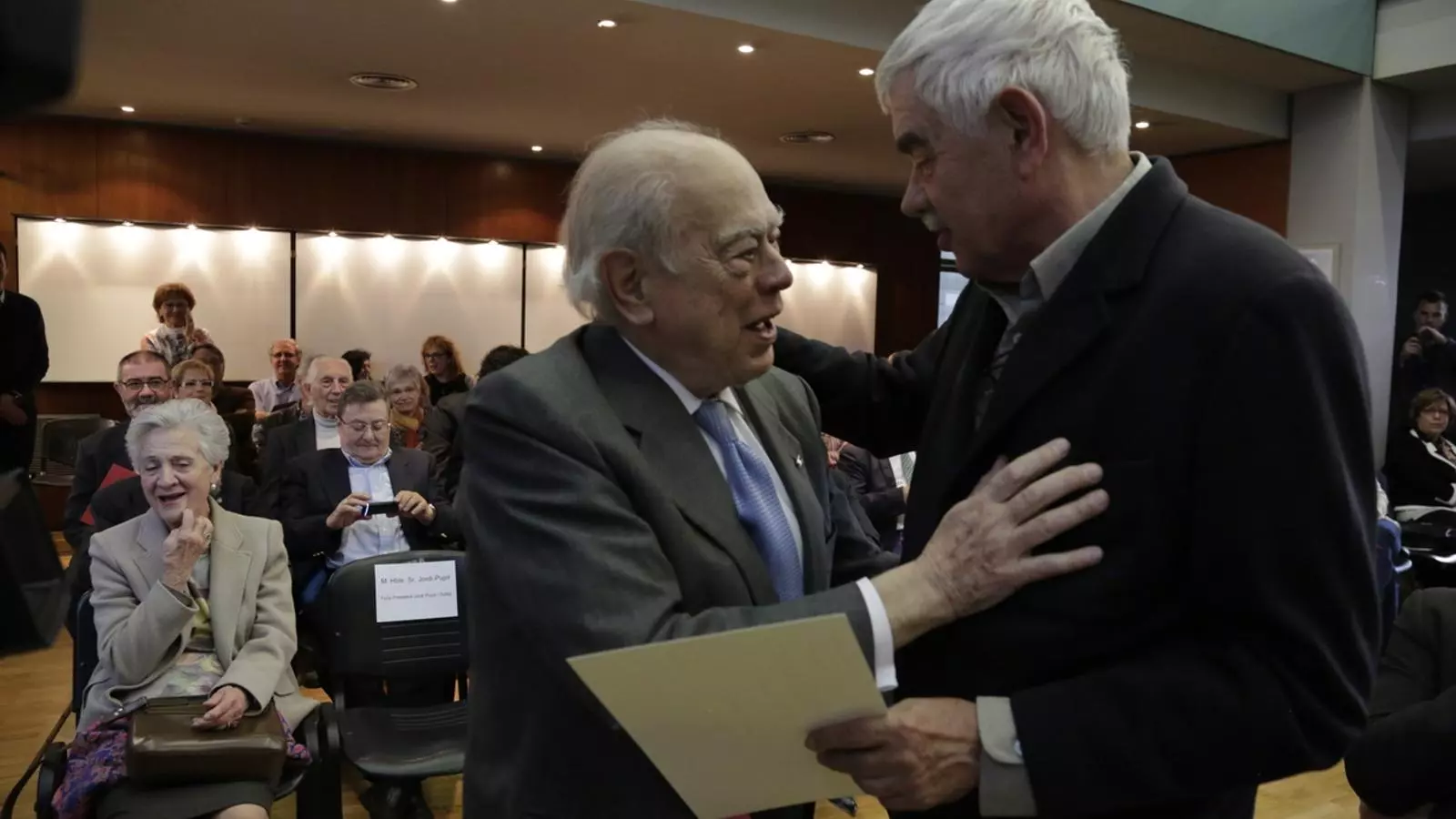 Jordi Pujol i Pasqual Maragall s'han saludat efusivament en l'acte celebrat a Sant Cugat / CRISTINA CALDERER