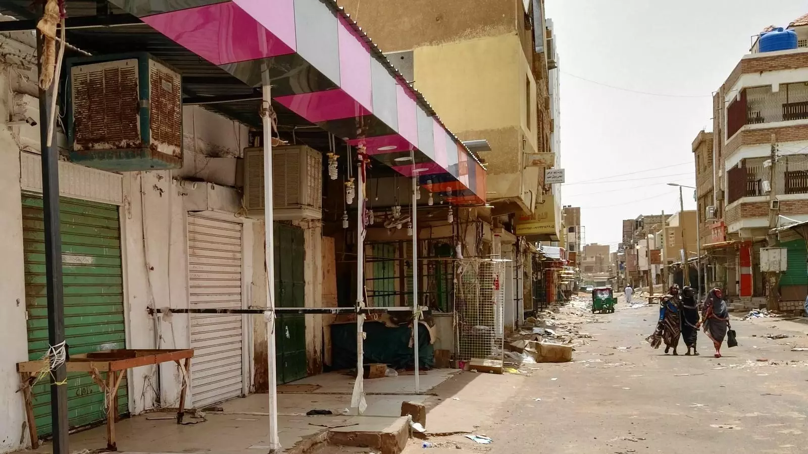 Botigues tancades a Khartoum en la primera jornada de vaga general en protesta per la repressió al Sudan.