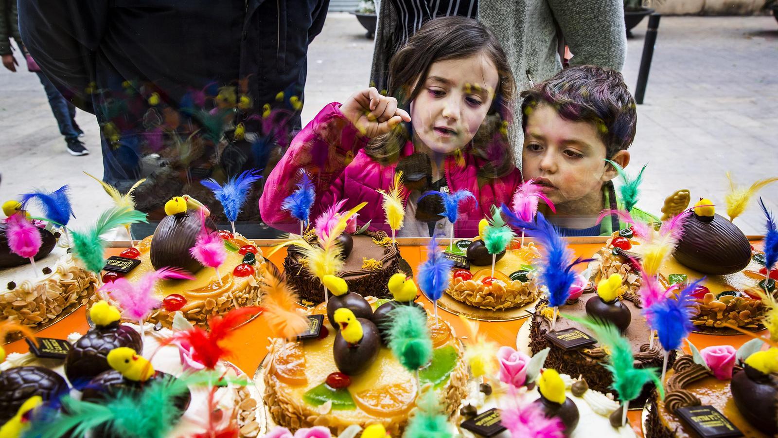 Mona de pasqua, a la pastisseria La Palma, situada a El Clot, Barcelona.