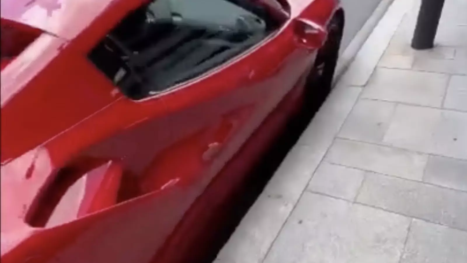 Un moment del vídeo on mostra que no pot obrir la porta del Ferrari.