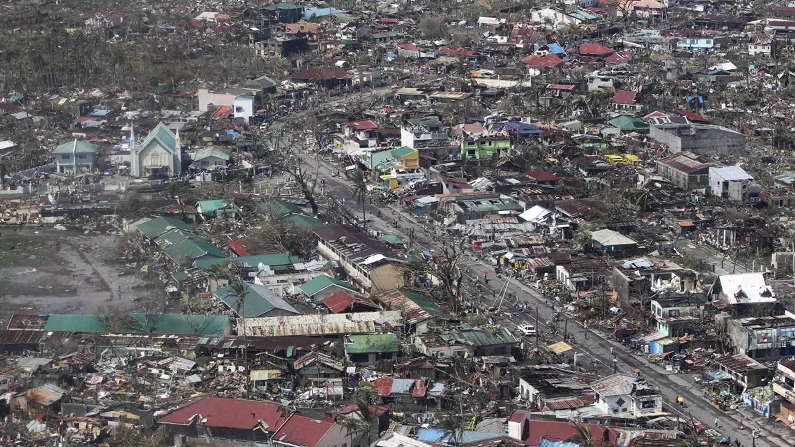 Destrosses del tifó 'Haiyan' a l'illa de Leyte. RYAN LIM / REUTERS