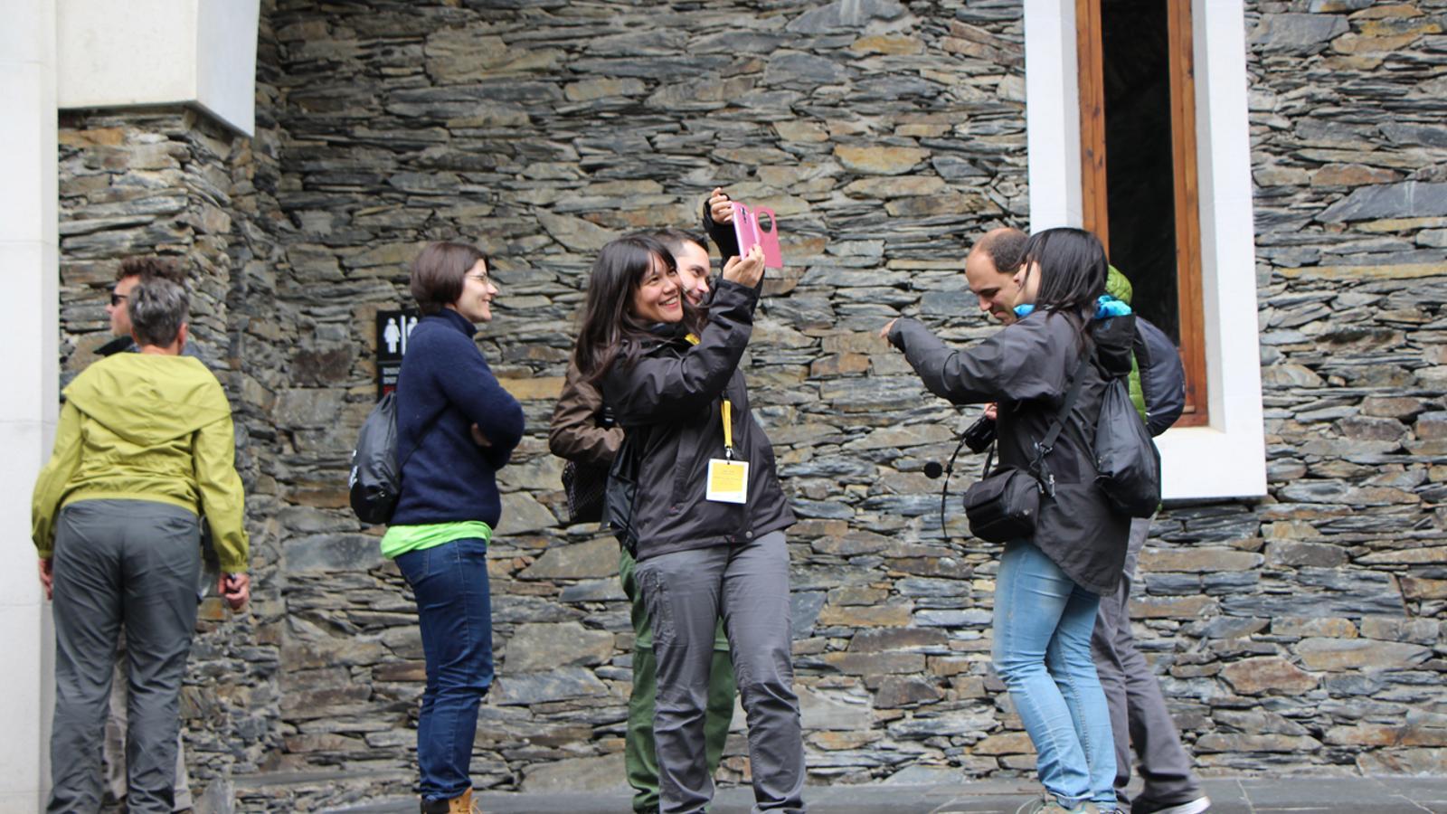 Un moment de la visita dels bloguers a la basílica Nostra Senyora de Meritxell