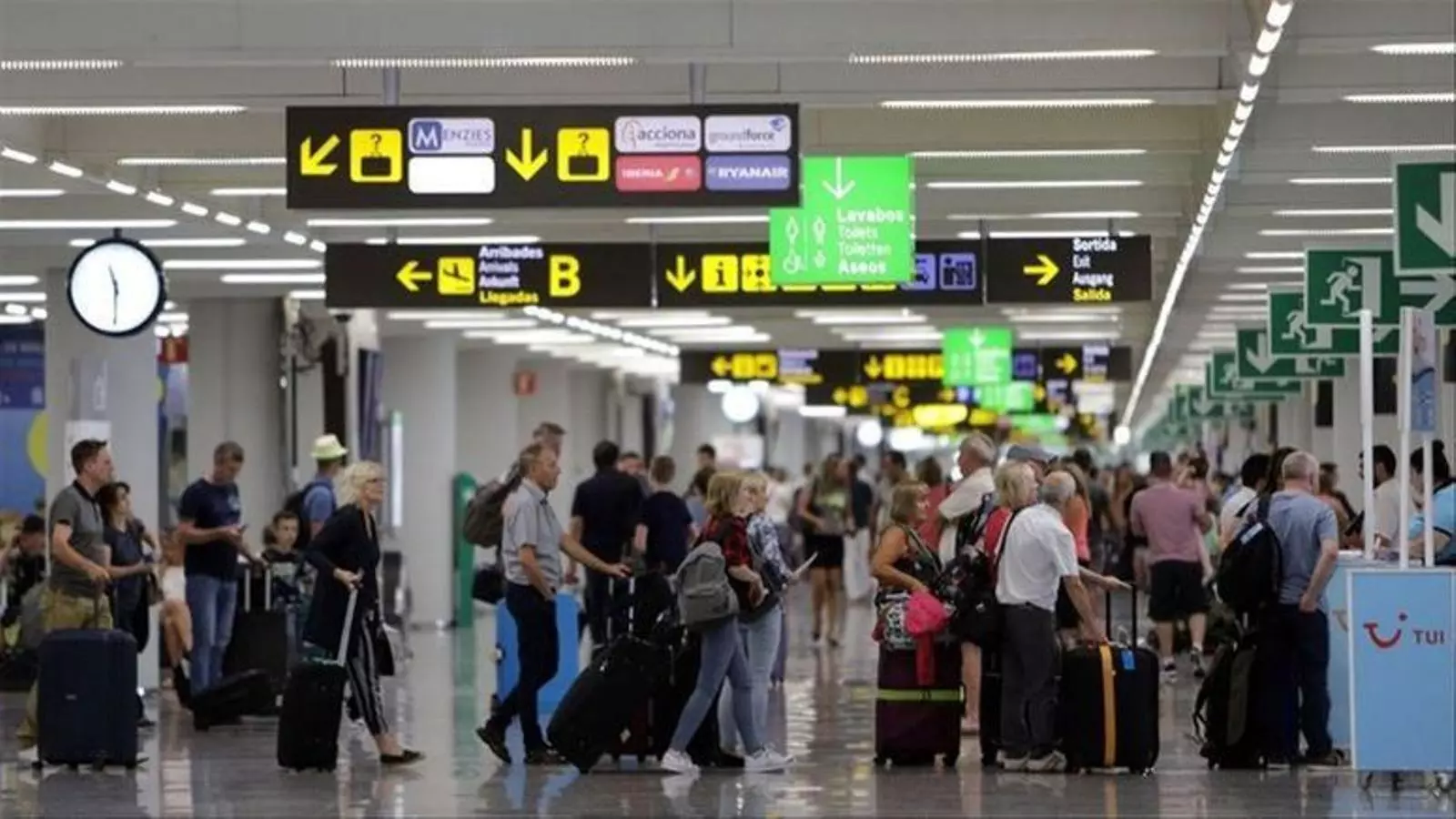 Turistes a l'aeroport de Palma.
