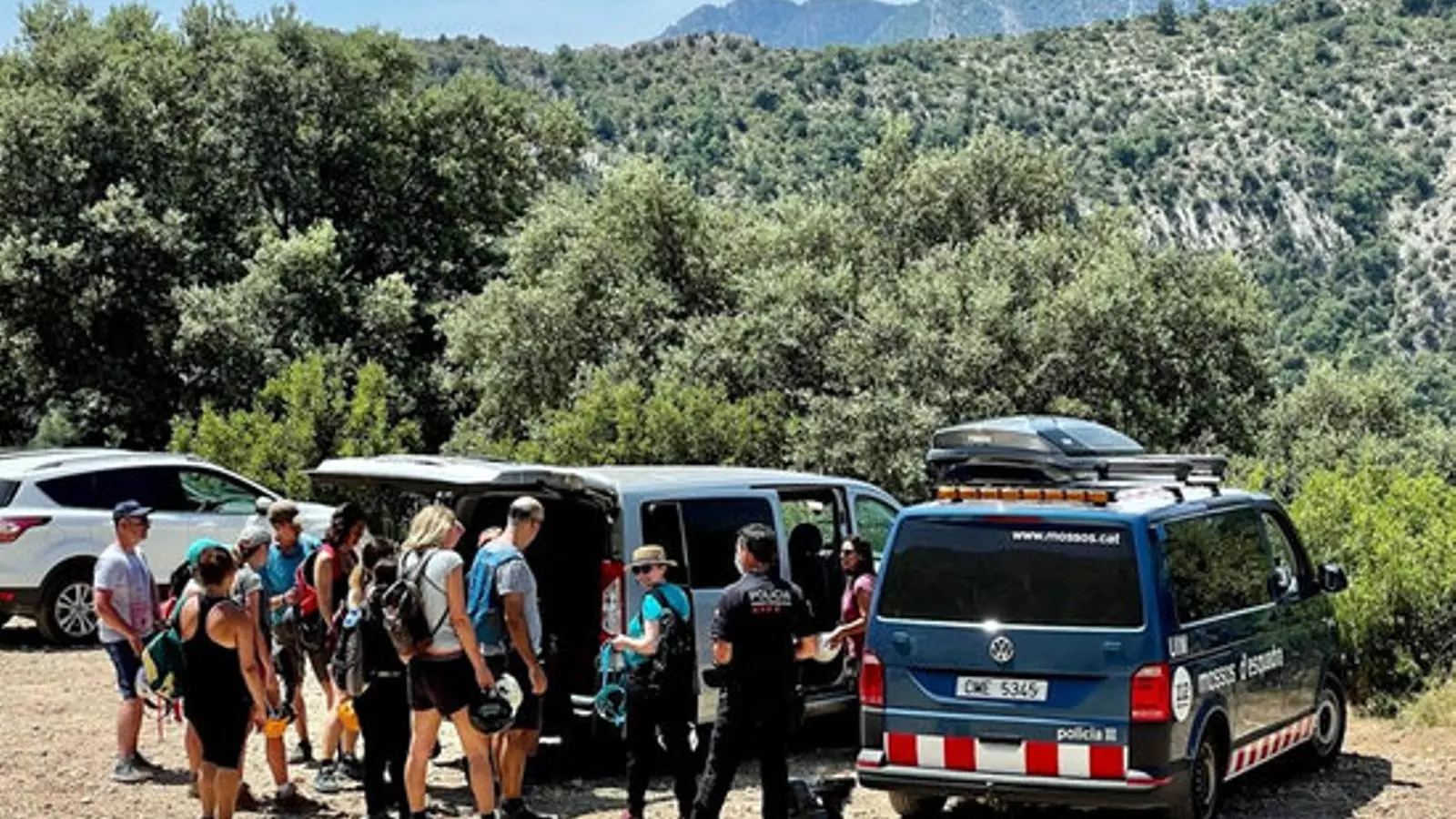 Mossos d'Esquadra fent una inspecció a una empresa contractada per un grup per fer activitats al medi natural el cap de setmana