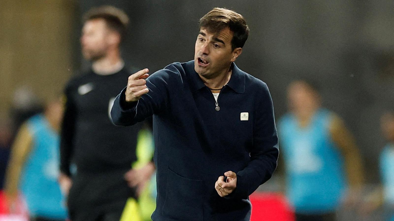 Carles Martínez directing a match with Toulouse
