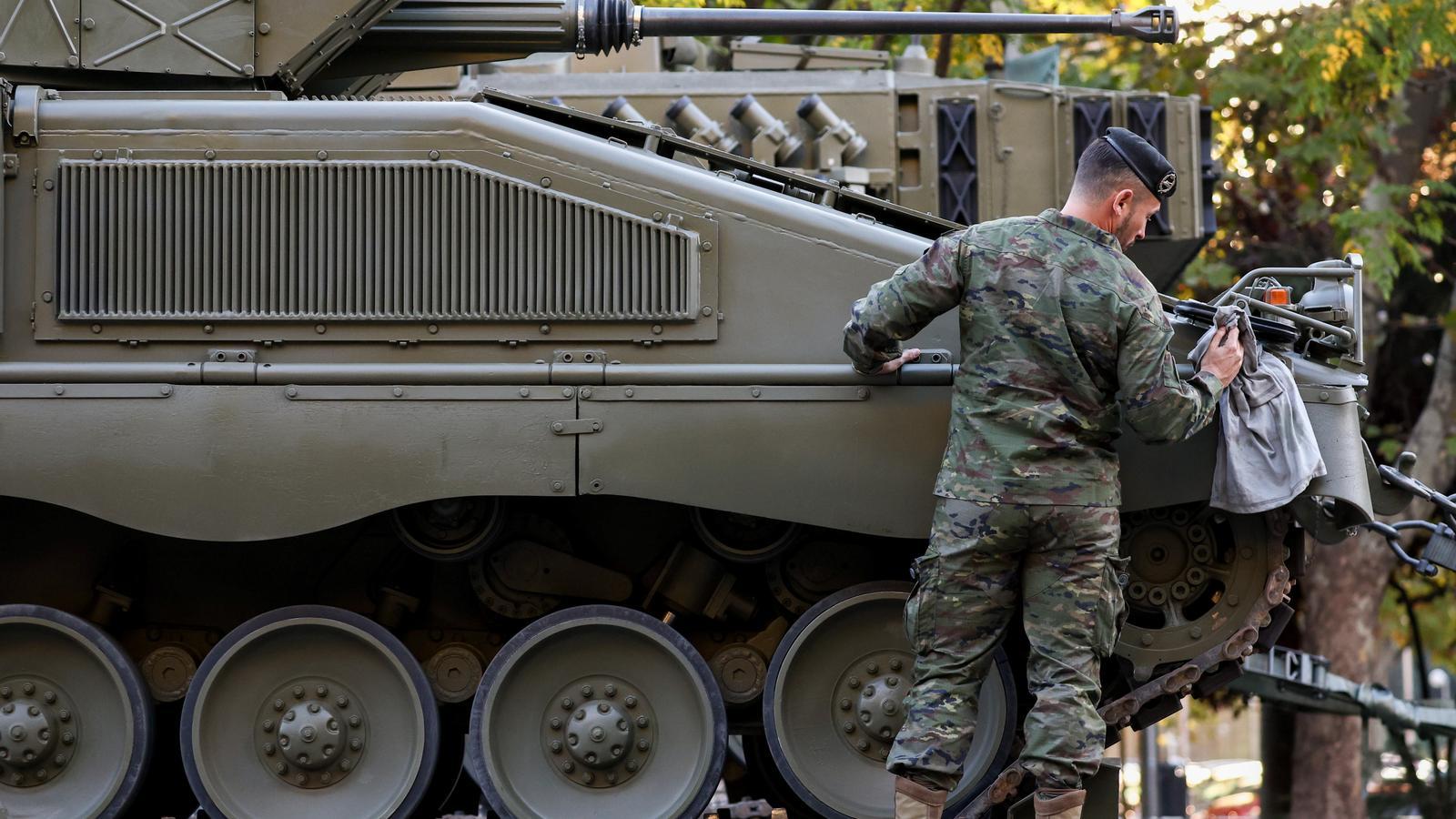 Un militar del ejército español limpiando un tanque