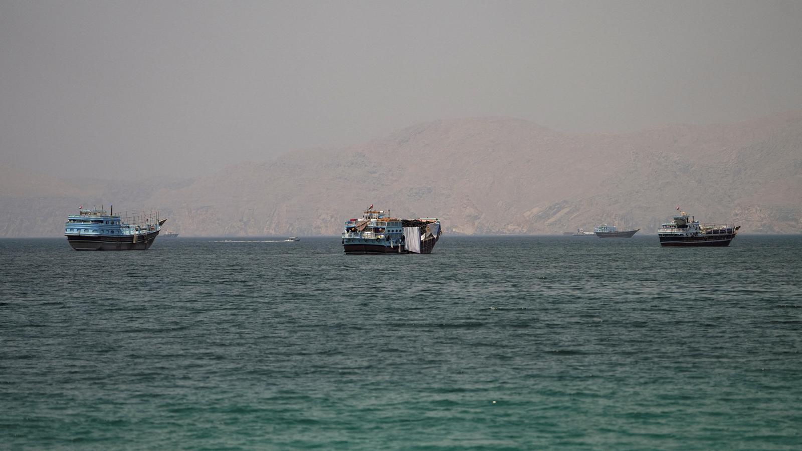 Buques en el estrecho de Ormuz, vistos desde Musandam, en Omán, este lunes.
