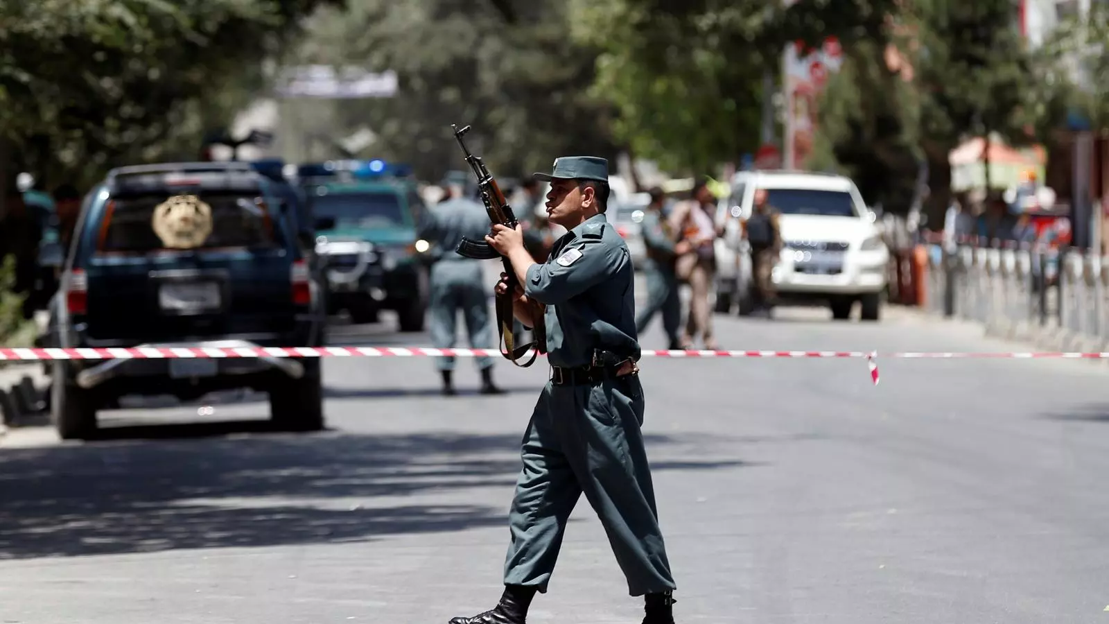 Un policia afganès al centre de Kabul, on l'Estat Islàmic hauria atacat l'ambaixada iraquiana