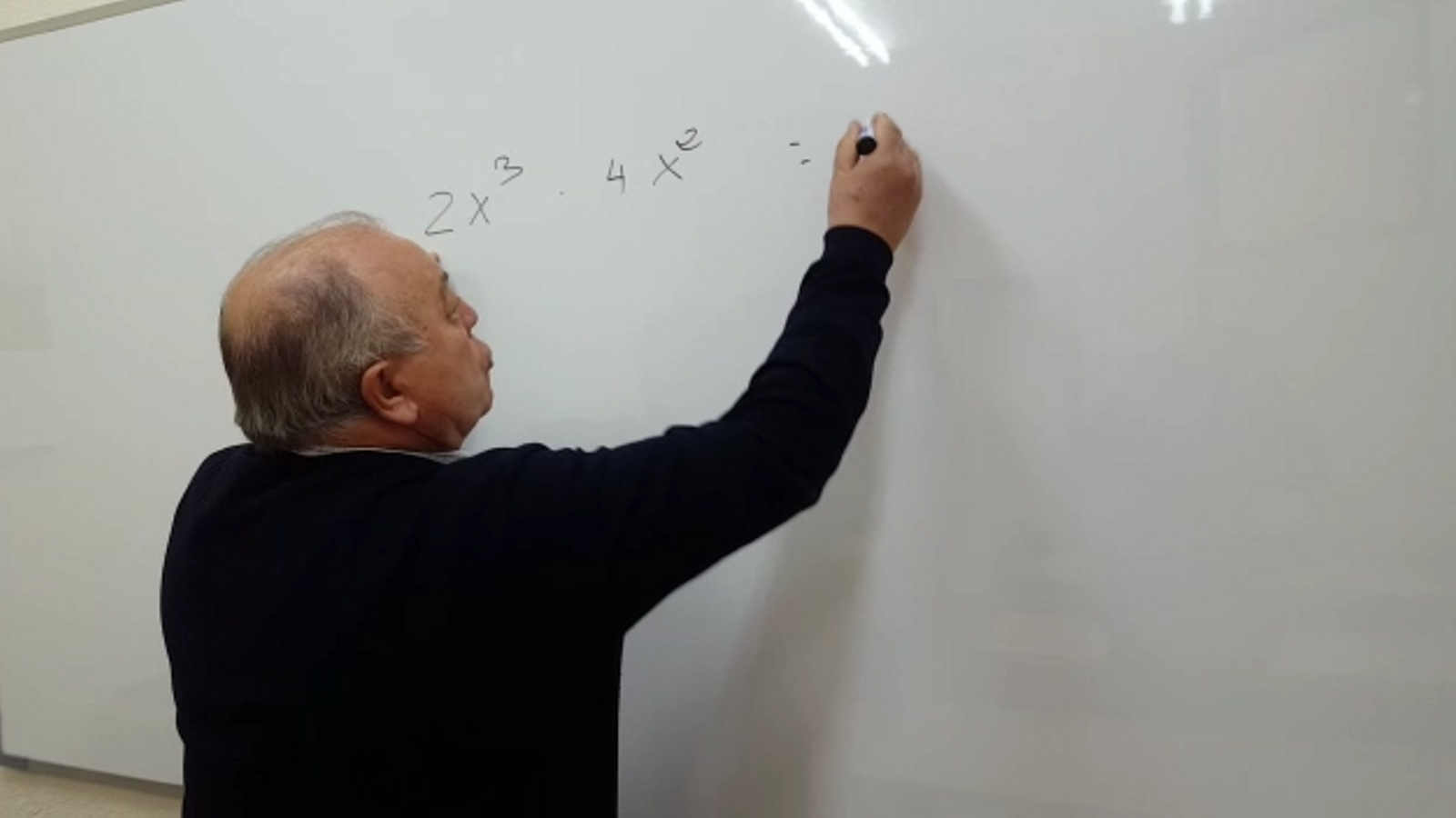 Un profesor de 70 anys que dona matemàtiques i arrasa al TikTok