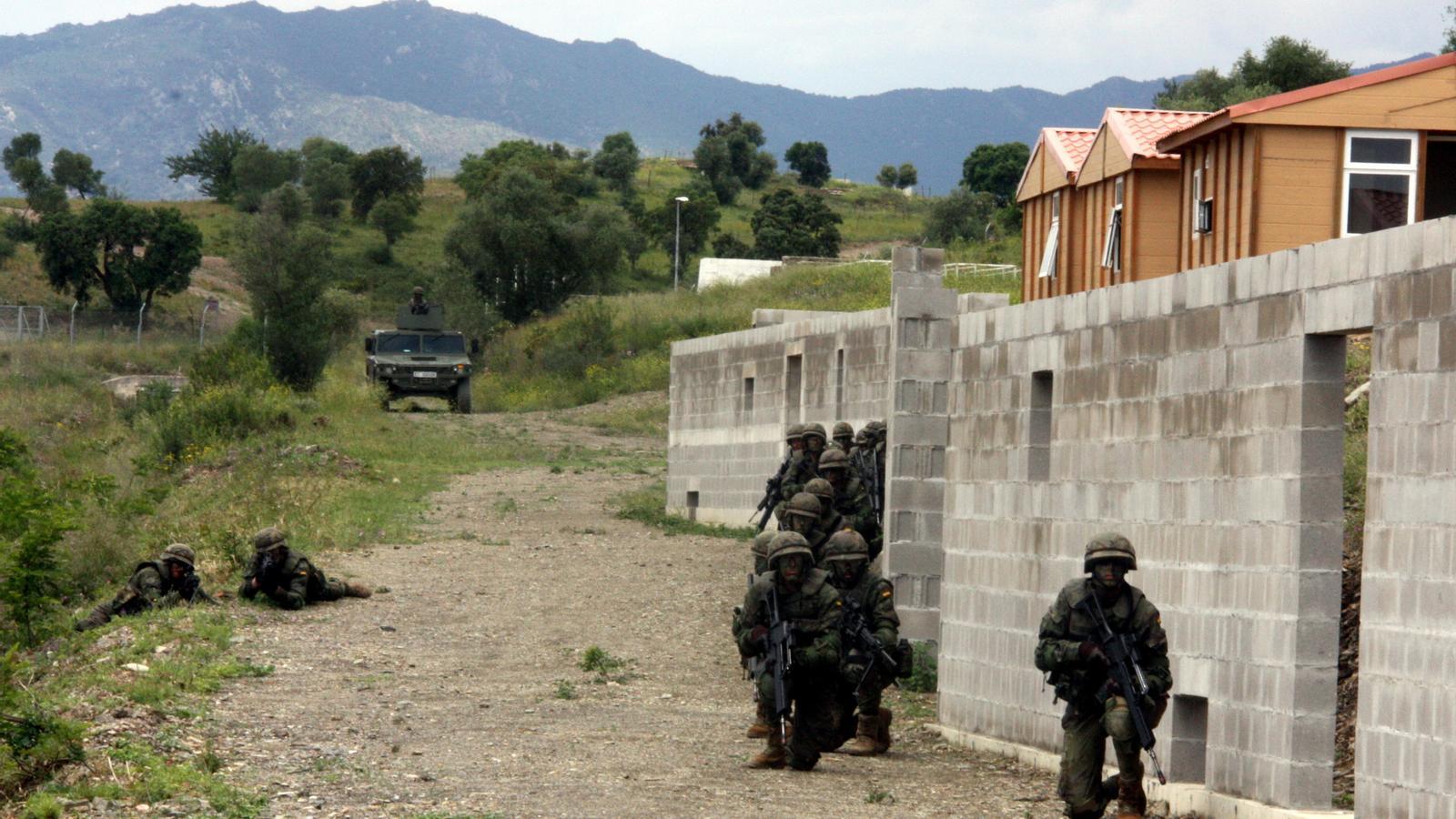 Militars realitzen un exercici de simulació de combats en zona urbanitzada a la base Álvarez Castro de Sant Climent Sescebes / ACN