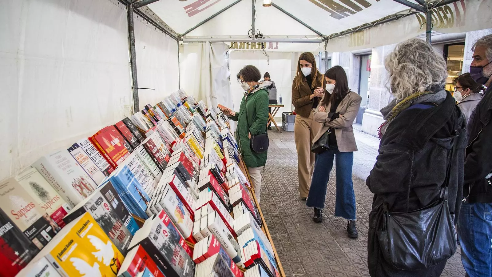 Parada de llibres a l exterior de la llibreria la Central