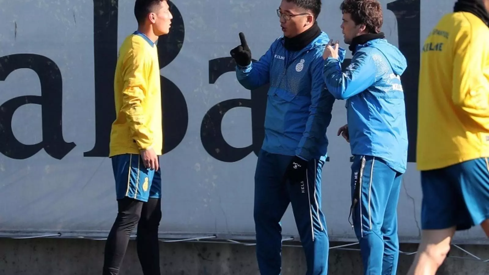 Wu Lei rep les indicacions de Rubi a través del seu traductor
