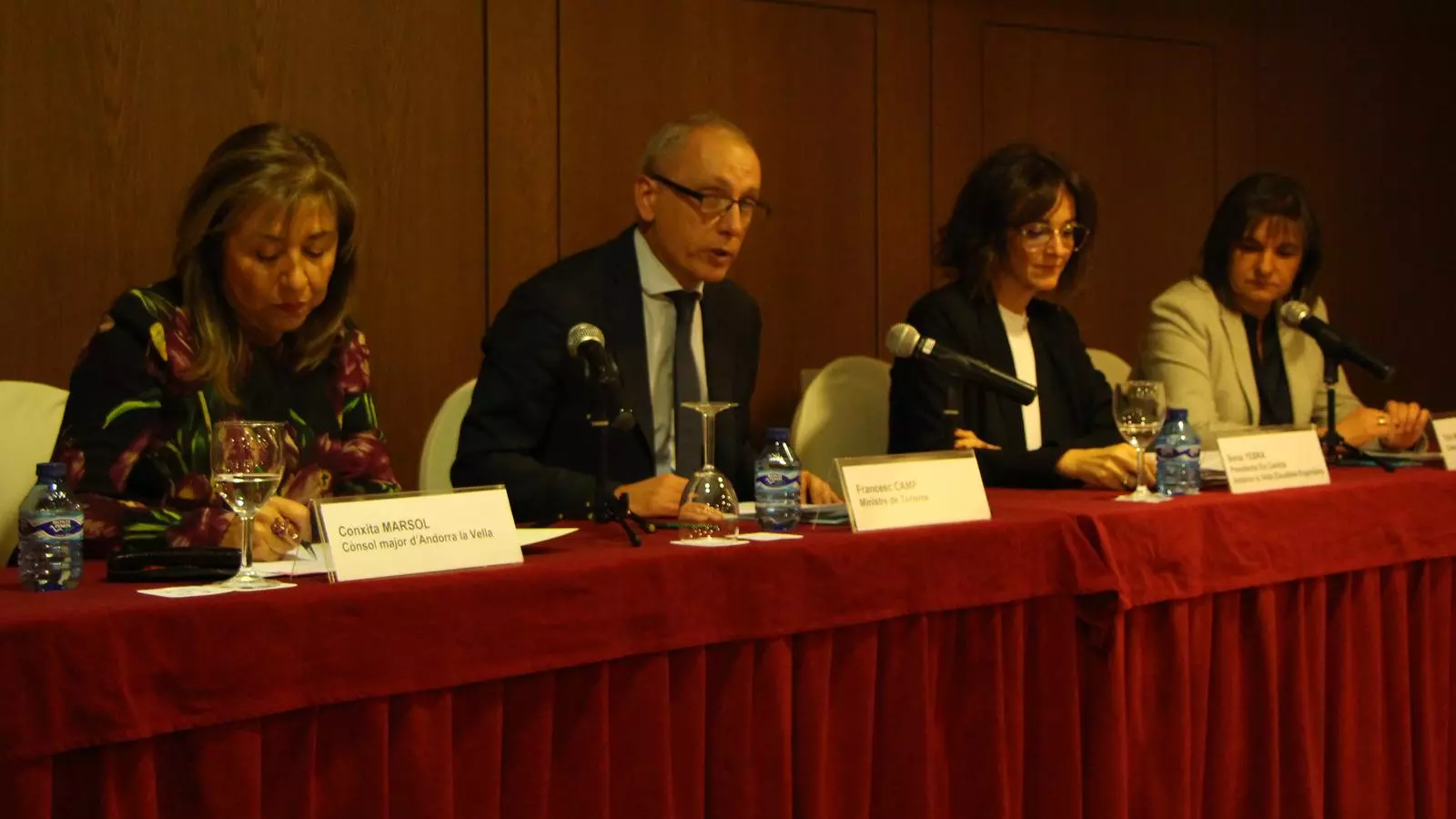 La cònsol d'Andorra la Vella, Conxita Marsol; el ministre de Turisme, Francesc Camp; la presidenta de la nova associació comercial conjunta, Sònia Yebra; i la cònsol d'Escaldes, Trini Marín. /M. R. F.