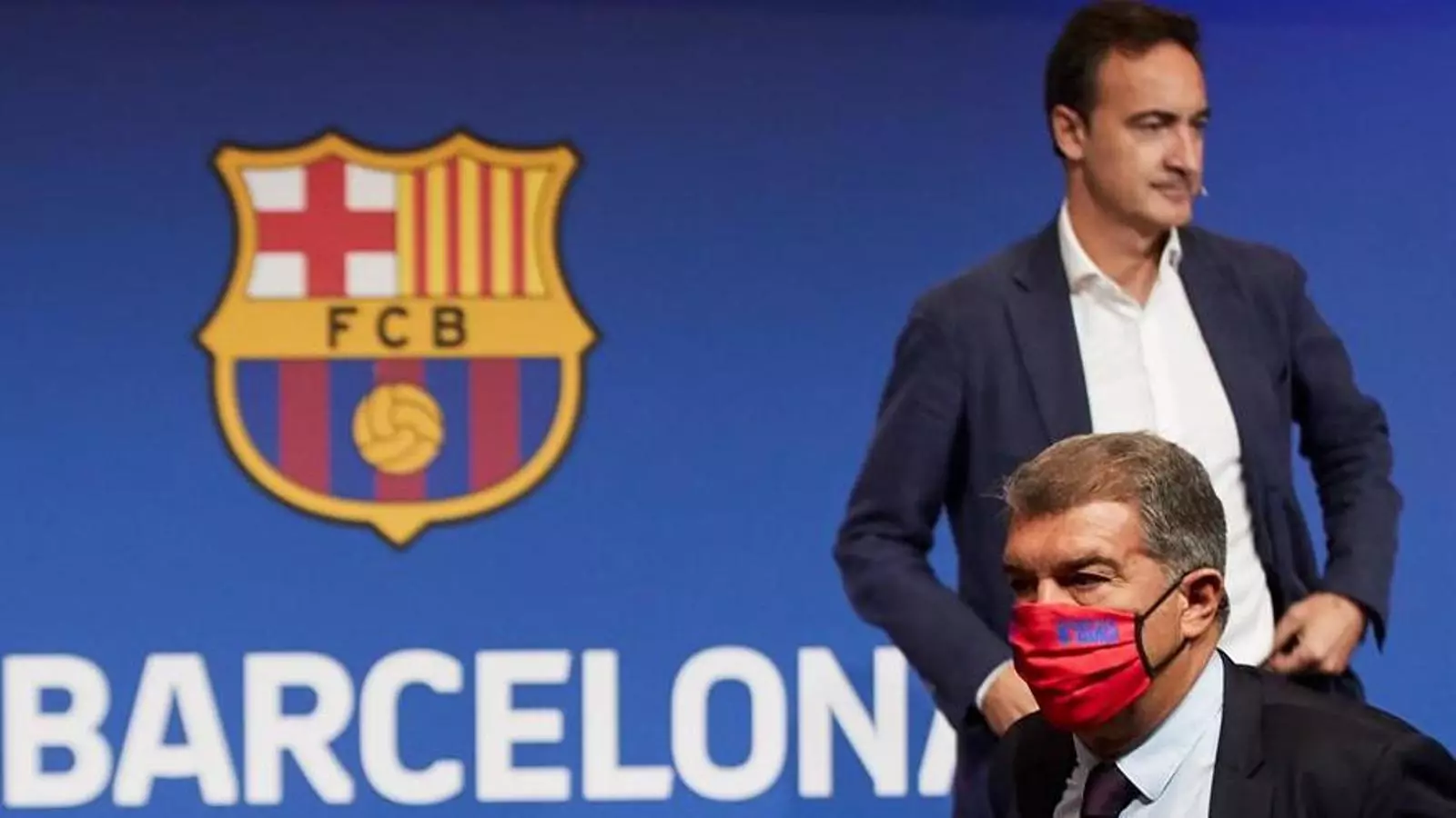 Joan Laporta, en primer terme, i Ferran Reverter