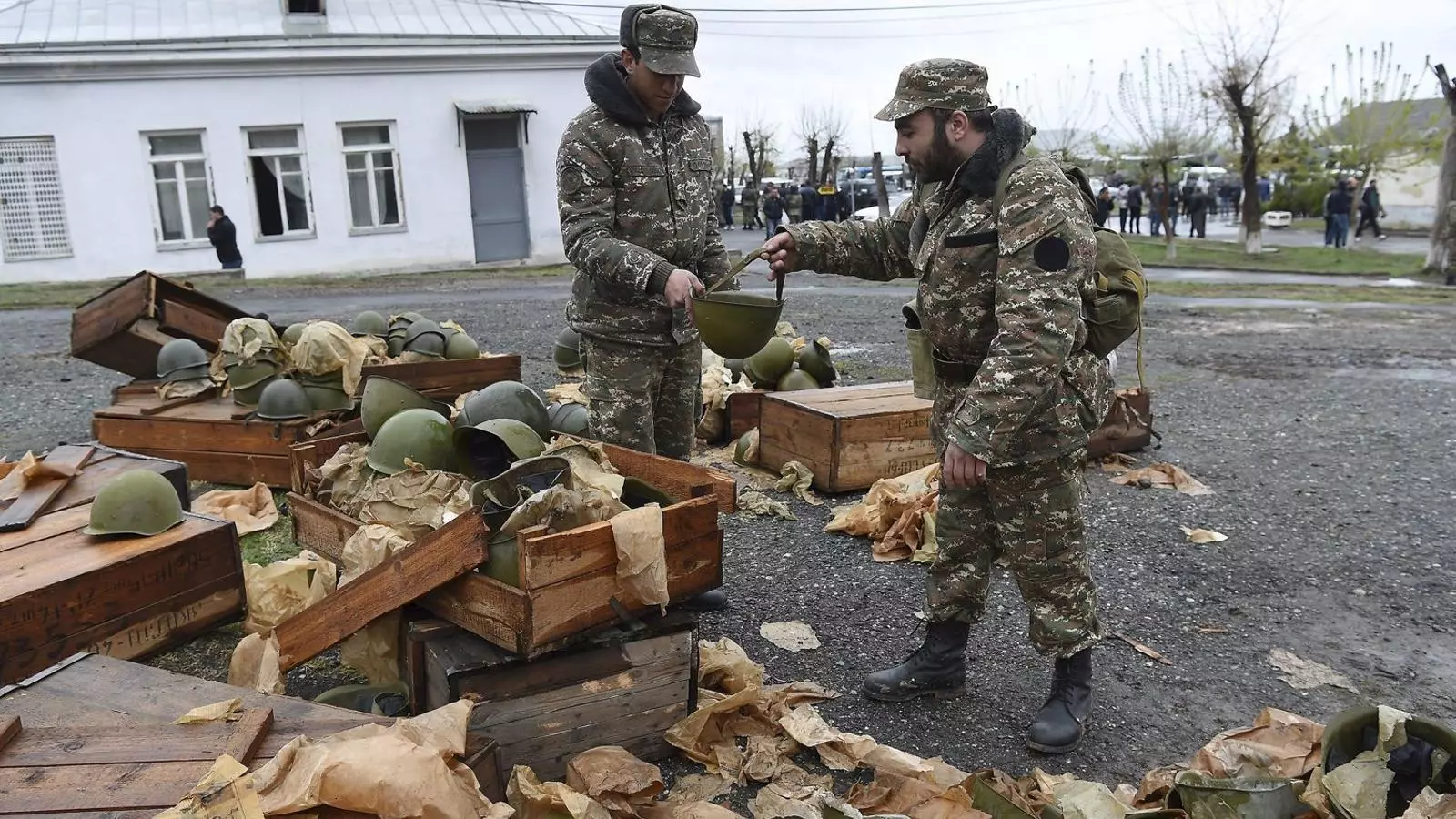 Tropes armènies preparant-se a Erevan, la capital, per sortir cap a Nagorno-Karabakh a lluitar contra les forces de l’Azerbaidjan.