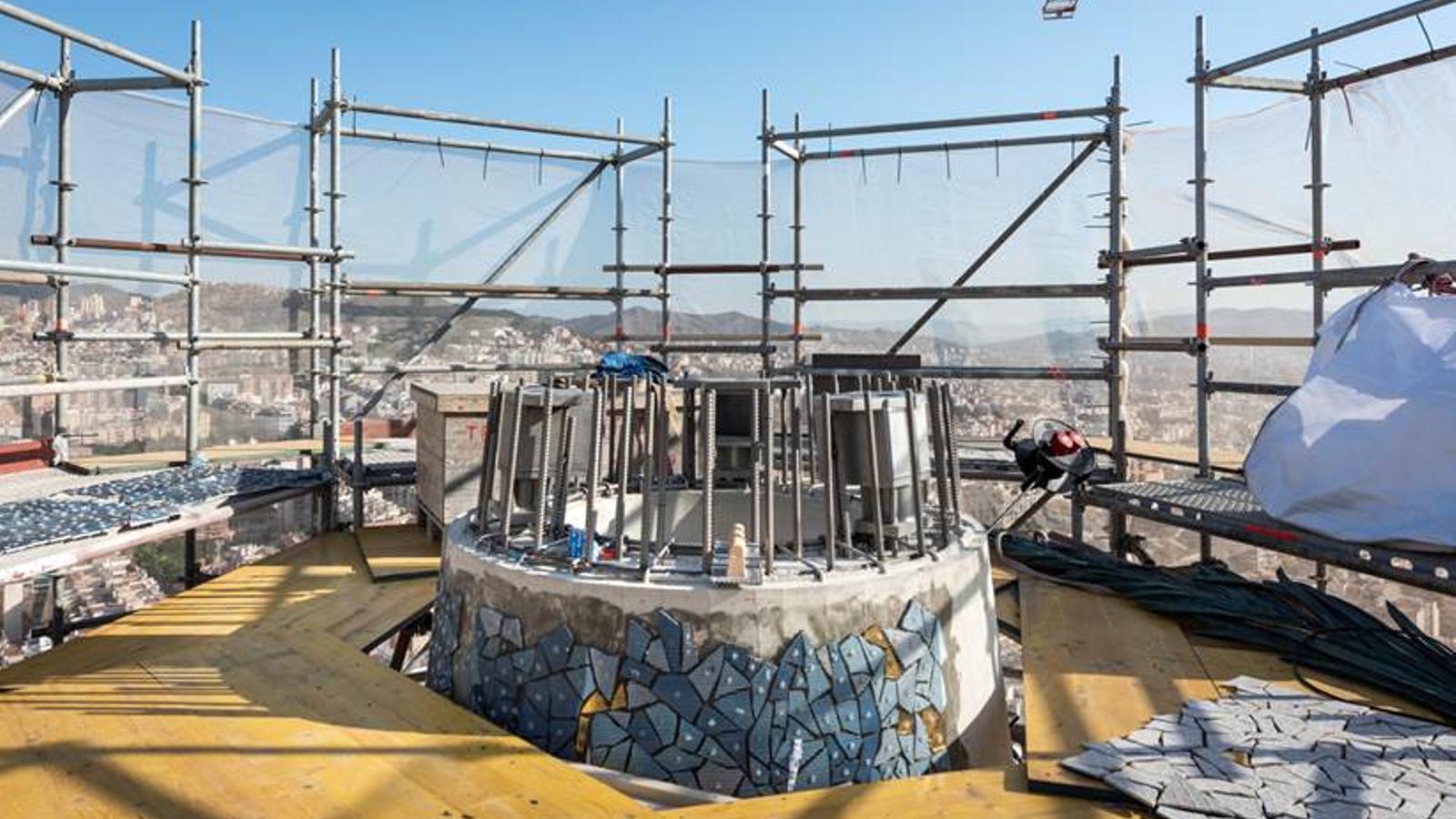 El trencadís del fust de la torre de la Mare de Déu