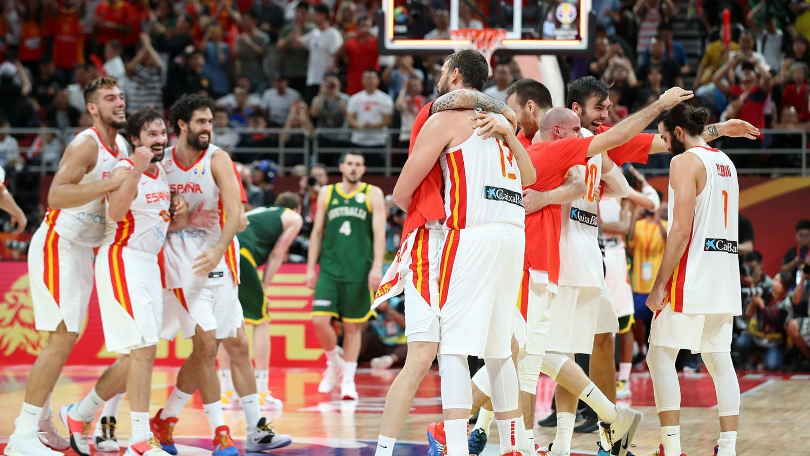 1. Espanya celebrant la victòria. 2. Rubio intentant una passada. 3. Gasol després d’una cistella.
