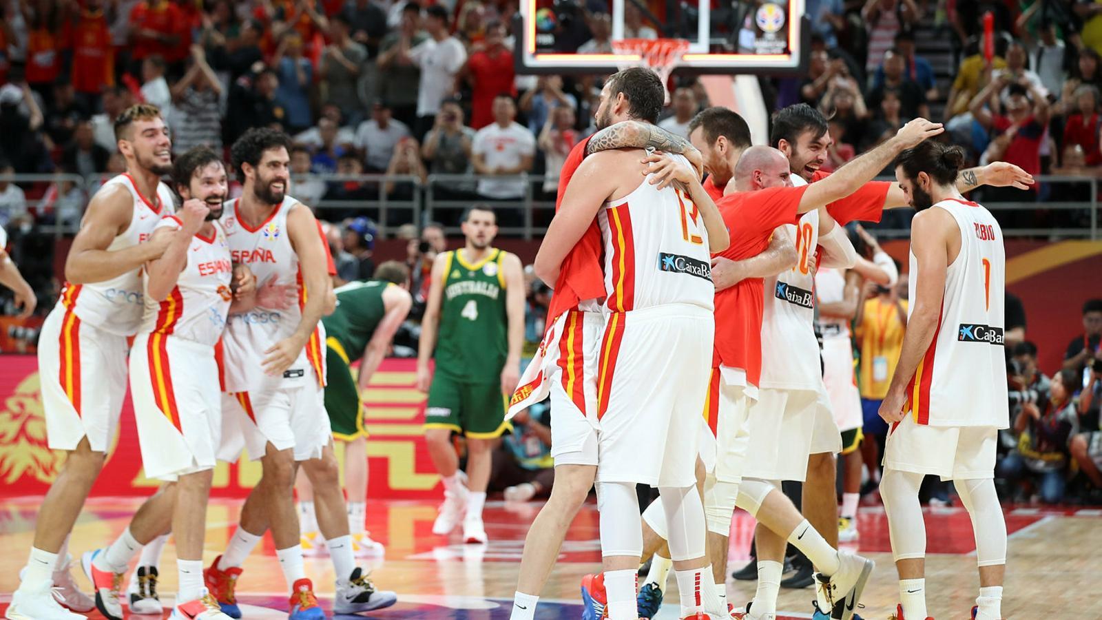 1. Espanya celebrant la victòria.  2. Rubio intentant una passada. 3. Gasol després d’una cistella.